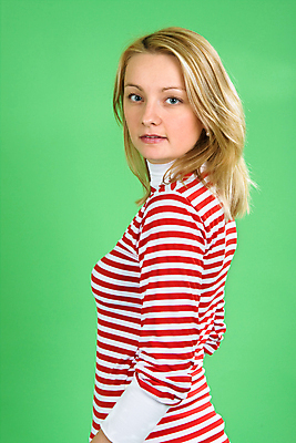 포토 JPG 해외이미지 백인 모델 옷 여자 얼굴 한명 사람 소녀 성인 금발 큼 녹색배경 해외202004 해외포토 서양인 1 헤어스타일 어린이 백그라운드 신체부위 초록색 크기 파일형식 이미지허브