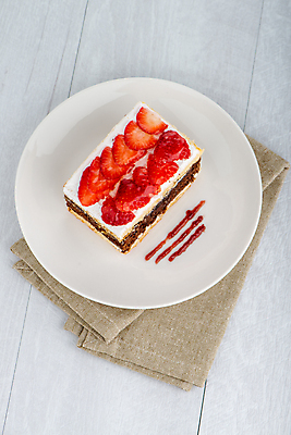 포토 JPG 해외이미지 접시 딸기 실내 사람없음 케이크 식탁보 달콤 흰배경 해외202004 해외포토 식기 백그라운드 과일 디저트 내부 흰색 맛 파일형식 이미지허브