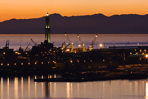 포토 JPG 해외이미지 산업 바다 건축양식 하늘 산 등대 그림자 사람없음 빨간색 물 빛 반사 항구 일몰 이탈리아 거울 화물 등불 도시 업무 보트 역사 저녁 컨테이너 기중기 무역 포트 수입 터미널 해외202004 해외포토 자연요소 건축 유럽 컬러 배_교통 교통시설 조명 노을 운송업 작업 중장비 야간 파일형식 이미지허브