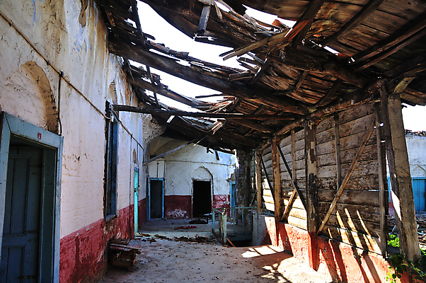 포토 JPG 해외이미지 벽 창문 지붕 출입구 주택 실내 사람없음 내부 건물 가로 문 방 얼룩 지저분함 쓰레기 가난 아래 버리기 구식 깨짐 썩음 옛날 파멸 해외202004 해외포토 건축물 컨셉 모션 감각 방향 위치 파일형식 소멸 이미지허브