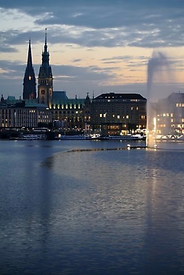 포토 JPG 해외이미지 구름 유럽 호수 하늘 전등 독일 사람없음 건물 세로 물 빛 교회 탑 항구 황혼 일몰 새벽 도시 도심 야간 저녁 분수 타운 스카이라인 시청 빛망울 함부르크 카피스페이스 해외202004 해외포토 자연요소 건축물 나라 종교건축 교통시설 조명 노을 공백 관공서 파일형식 이미지허브