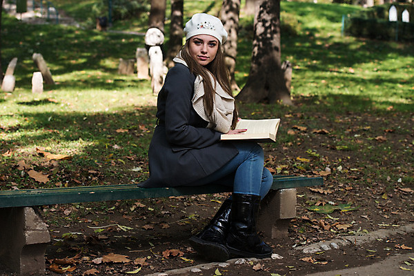 포토 JPG 해외이미지 나무 백인 1 학생 라이프스타일 옷 계절 공원 여자 교육 여유 컨셉 잎 상상 자연 휴식 갈색머리 기술 따뜻함 한명 미소 사람 앉기 성인 야외 책 스터디 가을 숲 읽기 문학 진짜 캡모자 유일 해외202004 해외포토 서양인 식물 모자_잡화 헤어스타일 공공시설 감정 모션 표정 생활 학습 생태계 파일형식 이미지허브