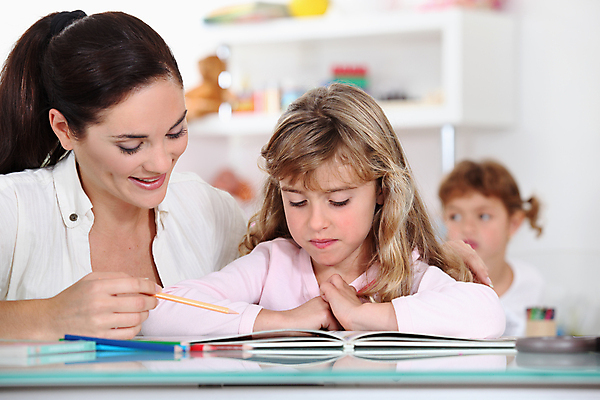 포토 JPG 해외이미지 백인 직업 학생 교육 유럽 어린이 학교 엄마 수업 풍경 소녀 책 세명 독서 교사 침묵 유치원 업무 도움 가르침 읽기 속도 문제 문제풀이 최초 해외202004 해외포토 서양인 여자 나라 컨셉 가족 모션 사람 소리 작업 파일형식 이미지허브