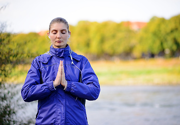 포토 JPG 해외이미지 라이프스타일 손 공원 여자 선 스포츠 포즈 신체 요가 자연 아침 휴식 건강 한명 사람 풍경 성인 야외 파란색 강 운동 평화 화목 흰색 집중 연습 명상 내추럴 돌봄 해외202004 해외포토 주간 1 웰빙 공공시설 컬러 컨셉 모션 생활 신체부위 생태계 파일형식 이미지허브
