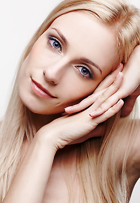 포토 JPG 해외이미지 백인 모델 헤어스타일 손 응시 여자 유럽 포즈 손가락 건강 한명 사람 청춘 금발 유행 건강관리 회색 흰색 신선 못 화려 피부 순수 피부관리 돌봄 바디케어 위생관리 스타일 해외202004 해외포토 서양인 1 시선 나라 컬러 컨셉 모션 관리 신체부위 뷰티 공구 파일형식 이미지허브