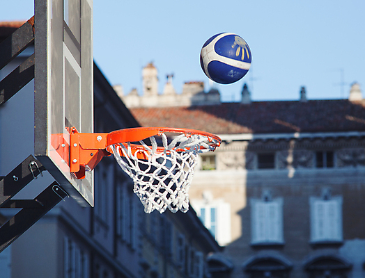 포토 JPG 해외이미지 주간 농구 농구공 사람없음 야외 건물 농구대 해외202004 해외포토 자연요소 건축물 공 구기 골대 파일형식 이미지허브
