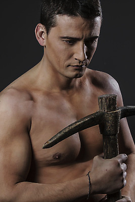 포토 JPG 해외이미지 직업 남자 행복 산업 유니폼 노동자 실내 건강 한명 빨간색 빛 힘 활발 장비 공구 표현 신선 잡기 업무 행운 기술자 엔지니어 보호 감독 무릎꿇기 헬멧 삽 만족 보안 긍정 절정 캡모자 건설근로자 해외202004 해외포토 모자_잡화 1 옷 감정 컬러 컨셉 모션 안전 사람 내부 도구 작업 보호장비 파일형식 이미지허브