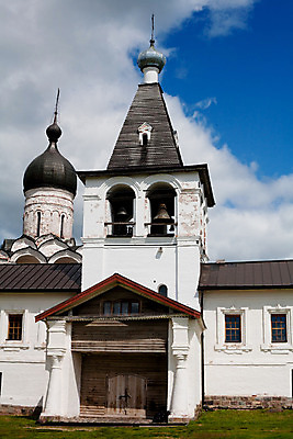 포토 JPG 해외이미지 구름 전통 십자가 2 건축양식 창문 하늘 사람없음 야외 건물 세로 초록색 여름 파란색 교회 회색 흰색 역사 수도원 수녀원 옛날 해외202004 해외포토 자연요소 건축물 계절 건축 컬러 종교건축 파일형식 이미지허브