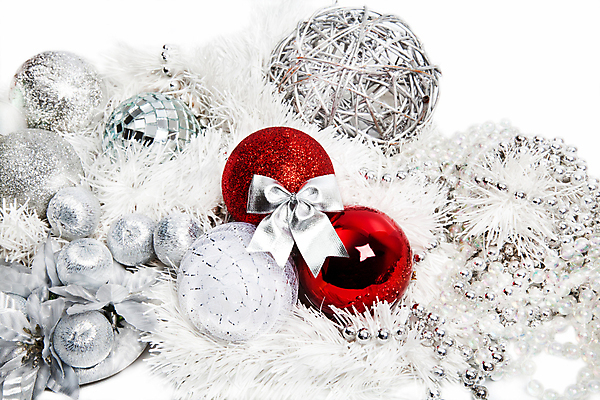 포토 JPG 해외이미지 리본 크리스마스장식 크리스마스 실내 사람없음 빨간색 장식볼 흰색 오브젝트 흰배경 오너먼트 해외202004 해외포토 기념일 컬러 백그라운드 내부 장식 파일형식 이미지허브