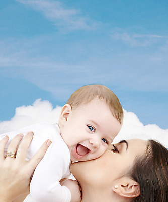 포토 JPG 해외이미지 구름 여자 남자 행복 아들 가족 포옹 하늘 엄마 사랑 미소 웃음 상반신 두명 옆모습 파란색 기쁨 육아 흰색 아기 잡기 해외202004 해외포토 자연요소 감정 뷰포인트 컬러 관계 안기 모션 표정 사람 파일형식 이미지허브