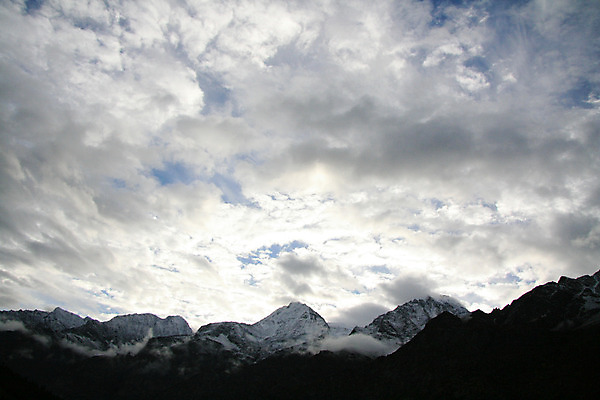 포토 JPG 해외이미지 여행 하늘 산 풍경 사람없음 황무지 큼 인도인 통로 북쪽 멀리 통과 건너기 울퉁불퉁 절정 히말라야 눈내림 해외202004 해외포토 외국인 모션 눈_날씨 동양인 크기 방향 파일형식 산맥 이미지허브