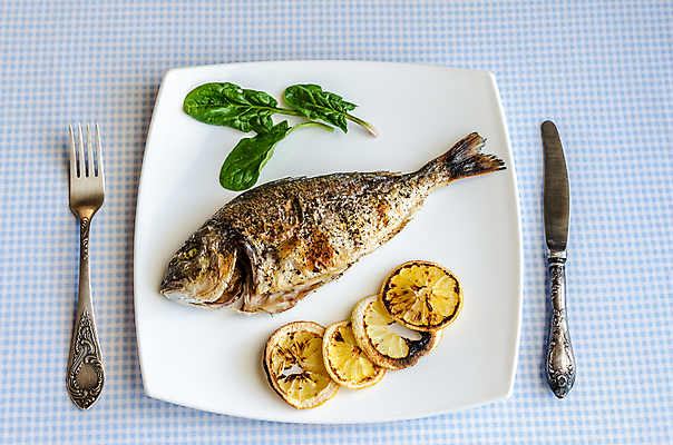 포토 JPG 해외이미지 1 접시 음식 바다 포크 다이어트 부분 탁자 건강 어류 요리 사람없음 초록색 식당 식사 저녁식사 튀김 흰색 시골 신선 황금 칼 그릴 정상 바비큐 굽기 지중해 레몬 허브 향신료 정사각형 도미 시금치 바질 로즈메리 점심식사 식품점 앙트레 해외202004 해외포토 도형 식물 식기 컬러 가구 채소 과일 주방용품 상점 수중동물 구이 향미료 파일형식 이미지허브