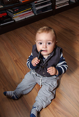 포토 JPG 해외이미지 전신 백인 남자 행복 아들 얼굴 장난 한명 사람 앉기 소년 앞모습 기쁨 흰색 아기 물기포 천진난만 남자아기한명만 해외202004 해외포토 서양인 1 감정 어린이 뷰포인트 컬러 컨셉 가족 모션 신체부위 남자한명만 남자아기만 파일형식 이미지허브