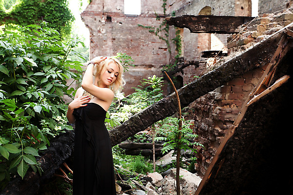 포토 JPG 해외이미지 응시 드레스 벽 백그라운드 잎 신체 목걸이 건축양식 자연 벽돌 미술 한명 서기 성인 초록색 금발 햇빛 유행 검은색 기댐 터치 우아함 유혹 버리기 아이비 우울감 해외202004 해외포토 식물 1 헤어스타일 시선 옷 건축 감정 컬러 컨셉 장신구 모션 문화예술 사람 태양 생태계 파일형식 이미지허브