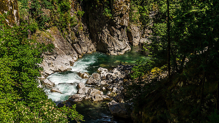포토 JPG 해외이미지 공원 캐나다 자연 산 풍경 사람없음 야외 초록색 물 강 골짜기 폭포 흐름 추위 바위 거친 개울 황무지 급류 속도 멀리 해외202004 해외포토 자연요소 공공시설 컬러 컨셉 북아메리카 돌_바위 생태계 파일형식 이미지허브