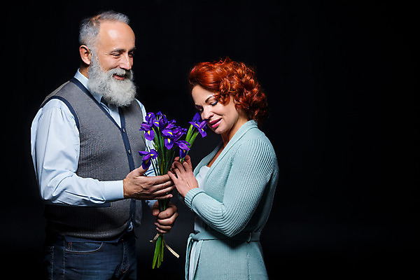 포토 JPG 해외이미지 백인 커플 꽃 꽃다발 중년 관계 휴가 수염 함께함 사랑 사람 두명 옆모습 가로 우정 빨간머리 정확 해외202004 해외포토 서양인 식물 헤어스타일 감정 뷰포인트 컨셉 성인 친구 파일형식 이미지허브