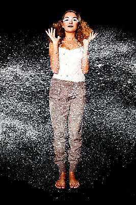 포토 JPG 해외이미지 모델 헤어스타일 여자 한명 유행 흰색 화려 이발 자르기 고립 스타일링 스타일 해외202004 해외포토 1 컬러 컨셉 모션 사람 파일형식 이미지허브