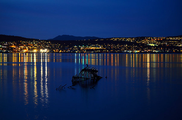 포토 JPG 해외이미지 1 바다 섬 신체 모션 조류 사람없음 건물 목재 물 빛 반사 검은색 침묵 활발 가을 흰색 도시 보트 고독 야간 크림 봉 옛날 몽환 해외202004 해외포토 자연요소 나무 동물 건축물 계절 감정 컬러 컨셉 배_교통 재료 소리 파일형식 이미지허브