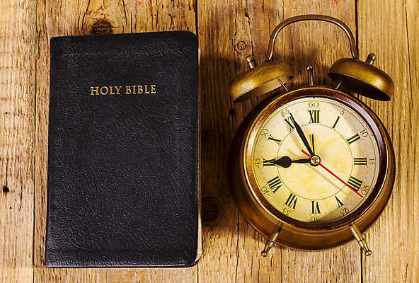 포토 JPG 해외이미지 교육 기독교 종교 종이 시계 백그라운드 사람없음 책 스터디 갈색 교회 금속 검은색 성경 어둠 수확 골동품 종 기도 시간 역사 황금 가죽 손목시계 복고 페이지 신성 신앙심 옛날 해외202004 해외포토 컬러 농업 장신구 종교용품 종교건축 재질 건물 학습 파일형식 이미지허브