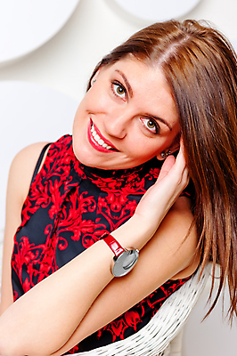 포토 JPG 해외이미지 백인 모델 1 라이프스타일 응시 여자 행복 감정 유럽 얼굴 백그라운드 한명 미소 웃음 사람 성인 빨간색 머리 유행 카메라 화장품 흰색 신선 화려 우아함 슛 노려봄 유일 표현성 해외202004 해외포토 서양인 시선 나라 컬러 컨셉 표정 생활 신체부위 전자제품 뷰티 파일형식 이미지허브