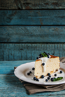 포토 JPG 해외이미지 디저트 실내 사람없음 식탁보 블루베리 치즈케이크 나무배경 해외202004 해외포토 음식 백그라운드 과일 내부 케이크 파일형식 이미지허브