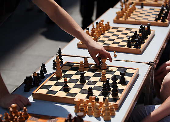 포토 JPG 해외이미지 손 조각 생각 모션 놀이 성공 설계 사람없음 목재 검은색 힘 경쟁 게임 흰색 우승 체스 선택 목표 계획 위험 싸움 체스판 전략 장군 분실 지능 캐셔 플레이어 필승 힘찬 해외202004 해외포토 나무 직업 컬러 컨셉 재료 신체부위 최고 파일형식 이미지허브