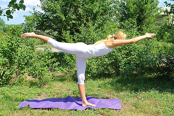 포토 JPG 해외이미지 나무 백인 라이프스타일 공원 여자 행복 스포츠 포즈 백그라운드 잎 신체 요가 자연 휴식 건강 한명 사람 앉기 성인 야외 초록색 여름 운동 마을 봄 에너지 매트 흰색 신선 날씬함 연습 명상 체육관 내추럴 해외202004 해외포토 서양인 식물 1 웰빙 계절 공공시설 감정 컬러 컨셉 모션 생활 몸매 생태계 파일형식 이미지허브