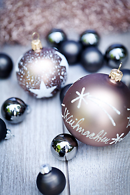 포토 JPG 해외이미지 크리스마스장식 크리스마스 실내 사람없음 아웃포커스 장식볼 오브젝트 오너먼트 나무배경 해외202004 해외포토 기념일 백그라운드 촬영기법 내부 장식 파일형식 이미지허브