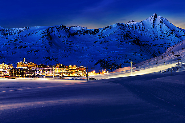 포토 JPG 해외이미지 구름 스포츠 여행 겨울 벤치 건축양식 자연 탁자 하늘 호텔 휴가 스키 전등 새로움 산 거리 주택 파노라마 풍경 경사 사람없음 야외 건물 마을 일출 계곡 얼음 황혼 일몰 추위 프랑스 정상 야간 저녁 연도 언덕 휴양지 알프스 타운 절정 해외202004 해외포토 자연요소 건축물 계절 건축 유럽 가구 컨셉 의자 숙소 겨울스포츠 조명 촬영기법 노을 장소 도시 생태계 파일형식 이미지허브