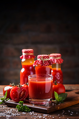 포토 JPG 해외이미지 토마토 검은배경 단면 잔 실내 사람없음 소금 나무도마 나무탁자 음료수병 토마토주스 파슬리장식 해외202004 해외포토 식기 백그라운드 채소 탁자 도마 내부 목재 장식 검은색 야채주스 병_담는 파일형식 이미지허브