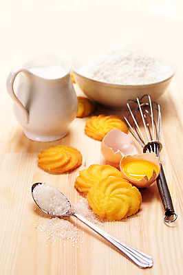 포토 JPG 해외이미지 그릇 주전자 사람없음 쿠키 계란 숟가락 우유 설탕 준비 밀가루 제빵 거품기 나무배경 해외202004 해외포토 식기 백그라운드 주방용품 디저트 유제품 수저 제과제빵 알 가루 파일형식 이미지허브