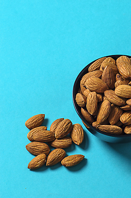 포토 JPG 해외이미지 그릇 백그라운드 다이어트 건조 사람없음 파란색 아몬드 해외202004 해외포토 식기 컬러 건강 견과류 파일형식 이미지허브