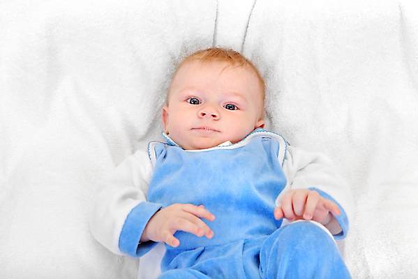 포토 JPG 해외이미지 백인 남자 아들 얼굴 실내 한명 사람 소년 파란색 금발 흰색 침대 아기 담요 남자아기한명만 해외202004 해외포토 서양인 1 헤어스타일 어린이 컬러 가구 가족 내부 신체부위 남자한명만 남자아기만 파일형식 이미지허브