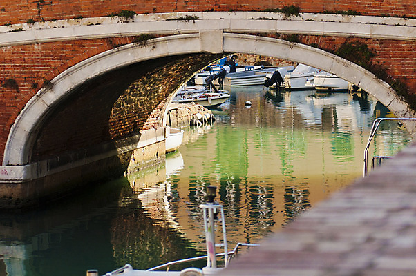 포토 JPG 해외이미지 유럽 바다 여행 건축양식 하늘 휴가 사람없음 건물 초록색 물 파란색 강 반사 탑 이탈리아 수확 도시 보트 옛날 토스카나 해외202004 해외포토 자연요소 건축물 건축 나라 컬러 농업 배_교통 파일형식 이미지허브