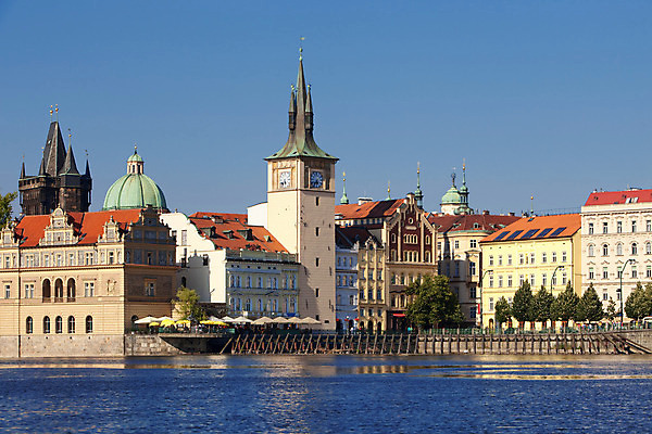 포토 JPG 해외이미지 유럽 건축양식 사람없음 건물 물 교회 탑 도시 역사 체코 프라하 타운 첨탑 구시가지 보헤미아 해외202004 해외포토 자연요소 건축물 건축 나라 종교건축 파일형식 이미지허브
