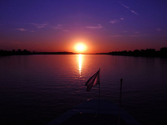 포토 JPG 해외이미지 실루엣 선 분홍색 여행 자연 하늘 항해 풍경 사람없음 물 파란색 빛 반짝임 강 태양 반사 노란색 보라색 검은색 어둠 침묵 일몰 봄 깃발 보트 황금 야간 저녁 소프트포커스 함선 스카이라인 다뉴브강 세르비아 웅장함 자취 수평선 해외202004 해외포토 자연요소 계절 컬러 배_교통 모션 촬영기법 노을 소리 생태계 파일형식 이미지허브