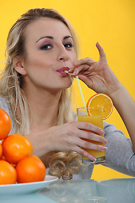 포토 JPG 해외이미지 백인 접시 여자 유럽 음료 조각 백그라운드 다이어트 오렌지 건강 한명 사람 20대 성인 세로 노란색 쌓기 주스 마시기 신선 입 닫기 핥기 밀짚 비타민C 해외202004 해외포토 서양인 1 식기 나라 컬러 과일 모션 청년 신체부위 짚 비타민 파일형식 이미지허브