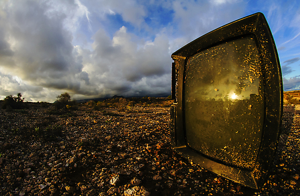 포토 JPG 해외이미지 모양 산업 모래 자연 사람없음 환경 스크린 모니터 검은색 텔레비전 공백 재활용 손상 장비 사막 금지 메시지 쓰레기 휴대용 버리기 오브젝트 복고 신호 구식 깨짐 옛날 파멸 회복 해외202004 해외포토 컬러 컨셉 모션 전자제품 컴퓨터 친환경 생태계 파일형식 소멸 이미지허브