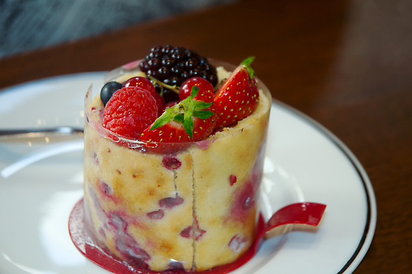 포토 JPG 해외이미지 접시 열매 음식 조각 포크 과일 부분 딸기 디저트 기념 요리 사람없음 장식 여름 갈색 파티 케이크 식당 얼음 검은색 빵집 대접 고명 달콤 설탕 굽기 먹기 민트 크림 산딸기 충동구매 무스 반투명 브라우니 커스터드 페스츄리 해외202004 해외포토 자연요소 식물 식기 계절 빵 컬러 모션 이벤트 쇼핑 상점 맛 구이 허브 과소비 파일형식 이미지허브