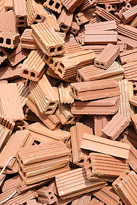 포토 JPG 해외이미지 모양 외관 산업 벽 오렌지 벽돌 새로움 산 사람없음 건물 빨간색 세로 쌓기 블록 장비 회색 사막 그룹 파편 땅 모종삽 언덕 시멘트 점토 무거움 직사각형 흙더미 깨짐 떠남 옛날 파멸 해외202004 해외포토 도형 건축물 컬러 컨셉 과일 모션 흙 무게 삽 파일형식 더미 소멸 이미지허브