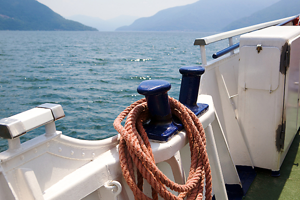 포토 JPG 해외이미지 산업 호수 밧줄 바다 여행 백그라운드 비즈니스 교통시설 산 항해 사람없음 야외 빨간색 물 파란색 수영 화물 흰색 보트 코드 크루즈 갑판 승객 수평선 해외202004 해외포토 자연요소 줄 컬러 교통 배_교통 운송업 수상스포츠 시설 파일형식 이미지허브