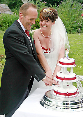 포토 JPG 해외이미지 나무 커플 여자 꽃 행복 꽃다발 결혼 가족 자연 탁자 결혼식 남편 디저트 함께함 관리 사랑 두명 장미 파티 케이크 검은색 흰색 축하 잡기 아내 칼 달콤 숲 먹이 자르기 베일 접수 해외202004 해외포토 식물 감정 음식 컬러 가구 컨셉 관계 모션 사람 이벤트 맛 생태계 파일형식 이미지허브