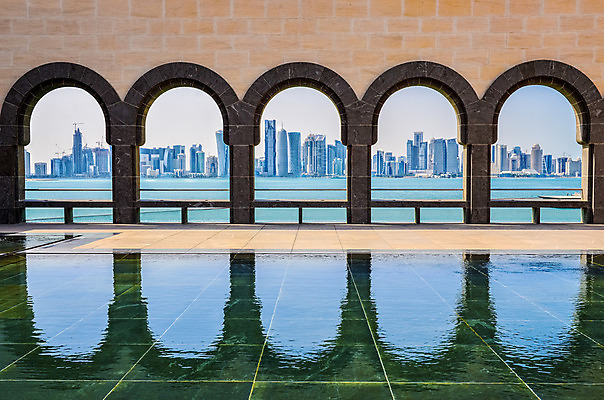 포토 JPG 해외이미지 전통 바다 중동 건축양식 하늘 미술 사람없음 건물 물 도시풍경 반사 탑 고층빌딩 도시 만 재산 도심 중앙 이슬람교 분수 아치 박물관 지역 아라비아 카타르 동쪽 스카이라인 진행 개발 서쪽 아랍어 해외202004 해외포토 자연요소 건축물 건축 나라 종교 문화예술 풍경 빌딩 금융 방향 파일형식 이미지허브