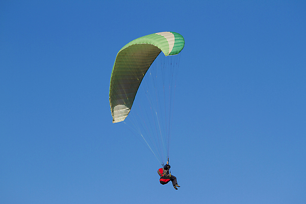 포토 JPG 해외이미지 주간 남자 하늘 한명 사람 성인 야외 비행 낙하산 패러글라이딩 글라이더 성인남자한명만 해외202004 해외포토 자연요소 1 스포츠 남자한명만 성인남자만 파일형식 이미지허브