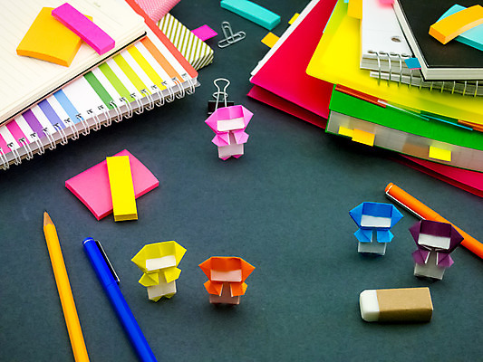 포토 JPG 해외이미지 교육 종이 어린이 분홍색 하늘색 오렌지 비즈니스 학교 놀이 사람없음 책 빨간색 초록색 파란색 친구 스터디 컬러풀 사무실 노란색 쌓기 보라색 흰색 업무 인쇄 책상 오브젝트 준비 문서 파일 종이접기 만들기 폴더 바인더 닌자 해외202004 해외포토 컬러 가구 과일 관계 모션 사람 학습 사무용품 작업 접기 파일형식 이미지허브