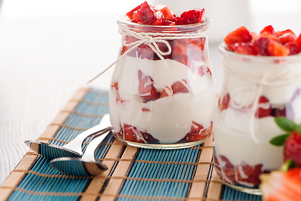 포토 JPG 해외이미지 딸기 유리병 디저트 실내 사람없음 숟가락 흰배경 요거트 나무발 해외202004 해외포토 음식 백그라운드 과일 병_용기 유제품 수저 내부 흰색 파일형식 이미지허브