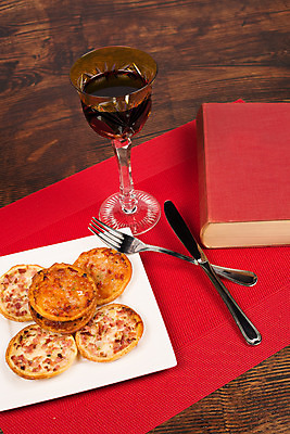 포토 JPG 해외이미지 접시 음식 부분 유리 피자 패스트푸드 사람없음 세로 와인 식사 저녁식사 고독 정크푸드 작음 서빙 점심식사 정물화 총각 해외202004 해외포토 식기 감정 재질 주류 서양음식 인스턴트 크기 그림 파일형식 이미지허브