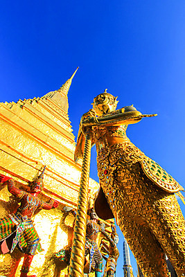 포토 JPG 해외이미지 주간 구름 캐릭터 종교 불교 창문 태국 하늘 휴가 천사 미술 사람없음 파란색 빛 컬러풀 햇빛 태양 조각상 맑음 활발 궁전 흰색 사찰 황금 그늘 만족 수도원 강렬 해외202004 해외포토 자연요소 감정 아시아 컬러 컨셉 고건축 종교건축 날씨 문화예술 조형물 파일형식 이미지허브