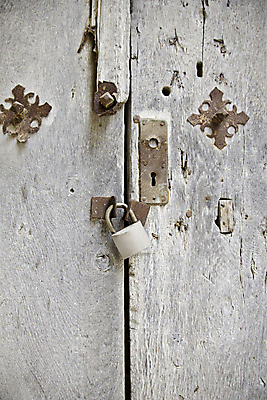 포토 JPG 해외이미지 도로 밭 열쇠 거리 자물쇠 안전 사람없음 야외 목재 문 금속 블록 손상 도시 닫기 보호 연결 쇠사슬 절도 버리기 입장 부식 잠금 먼지 보험 고립 깊이 썩음 해외202004 해외포토 나무 길 컨셉 농업 재료 교통시설 모션 재질 범죄 보안 파일형식 이미지허브