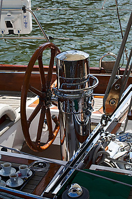 포토 JPG 해외이미지 커피 밧줄 바다 요트 항해 사람없음 목재 컵 운전 보트 대표 강의 방향 리더 북쪽 남쪽 루트 제어 해외202004 해외포토 나무 식기 음료 줄 배_교통 재료 모션 파일형식 이미지허브